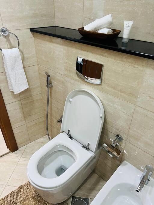 1 Bed Apartment With Sea View, Pool, Gym & Free Parking In Dubai Marina Kültér fotó