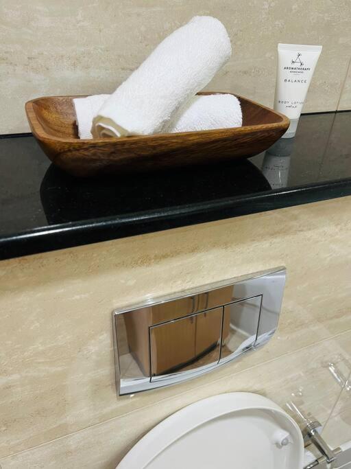 1 Bed Apartment With Sea View, Pool, Gym & Free Parking In Dubai Marina Kültér fotó
