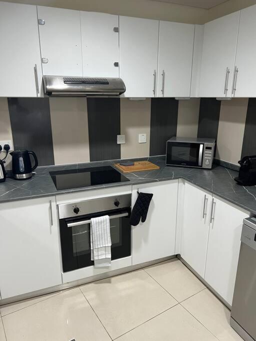 1 Bed Apartment With Sea View, Pool, Gym & Free Parking In Dubai Marina Kültér fotó