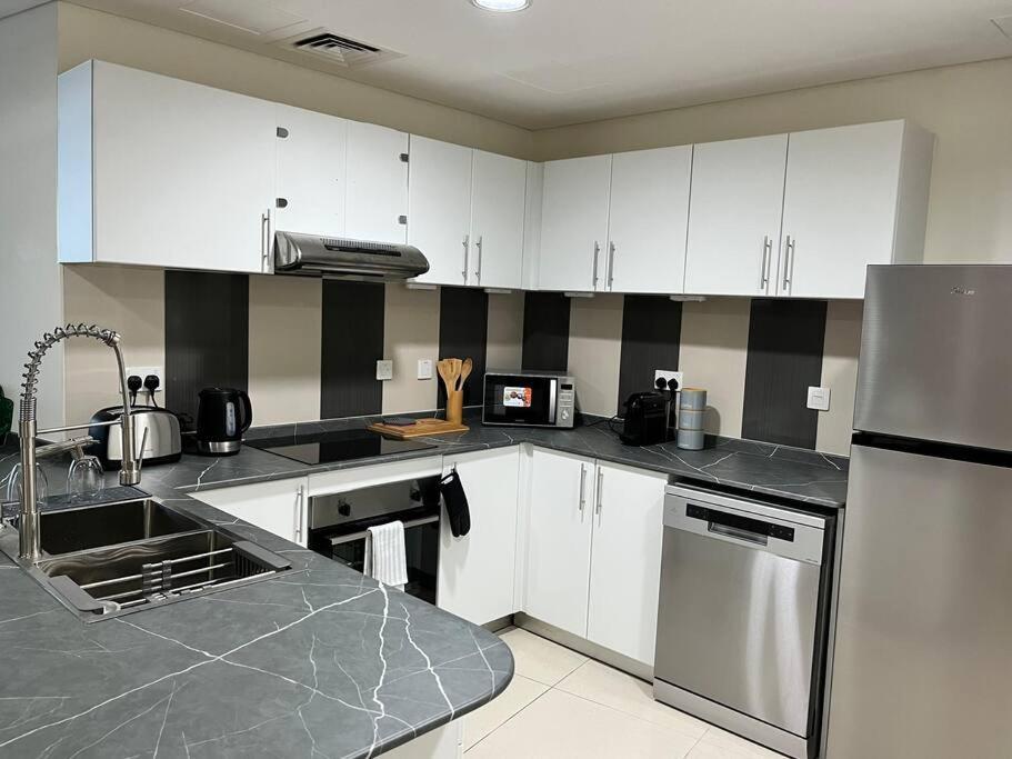 1 Bed Apartment With Sea View, Pool, Gym & Free Parking In Dubai Marina Kültér fotó