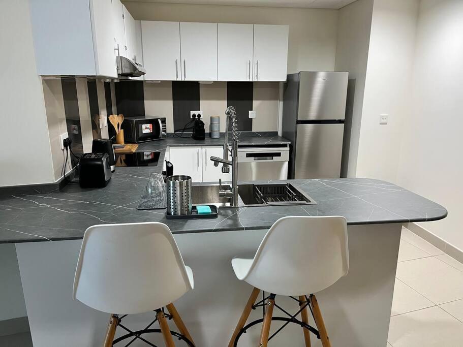 1 Bed Apartment With Sea View, Pool, Gym & Free Parking In Dubai Marina Kültér fotó