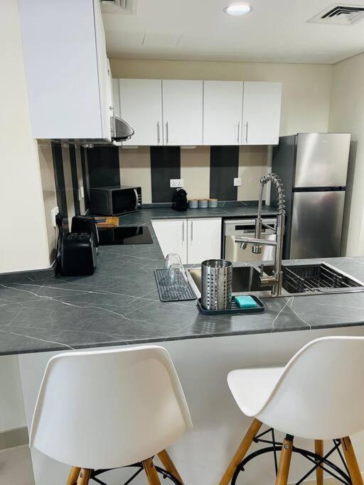 1 Bed Apartment With Sea View, Pool, Gym & Free Parking In Dubai Marina Kültér fotó