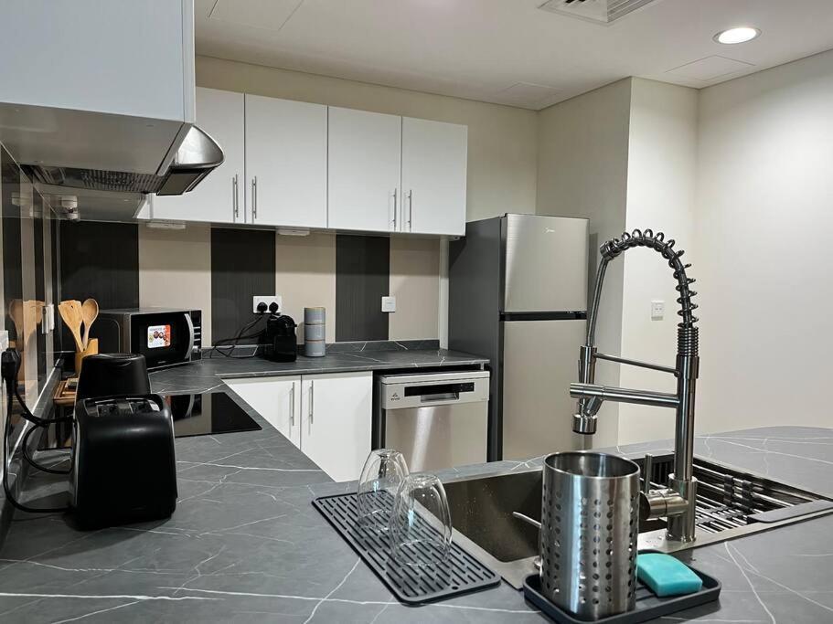 1 Bed Apartment With Sea View, Pool, Gym & Free Parking In Dubai Marina Kültér fotó
